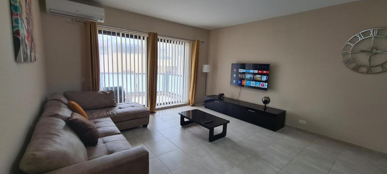 Large Apartment In Marsascala. Sleeps 6 마르사스칼라 외부 사진